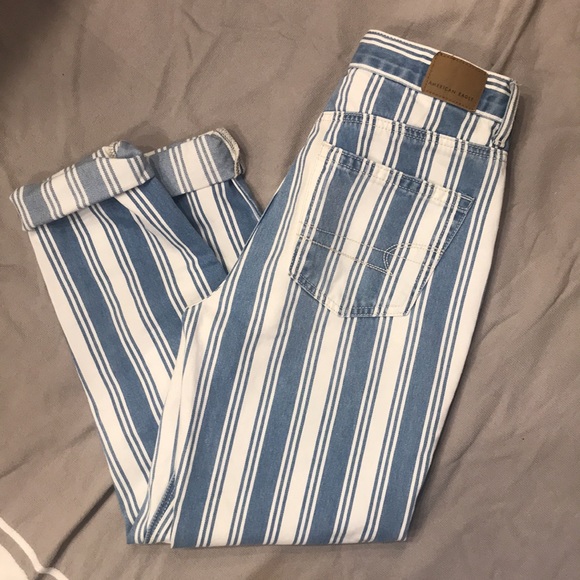 LIKE NEW AE Mom jeans - Picture 2 of 6